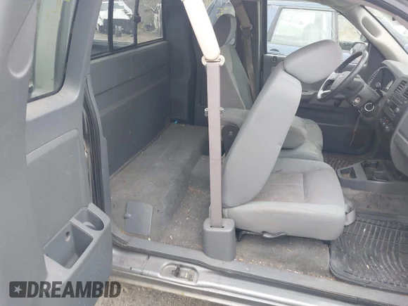 ✅ 2005 Dodge Dakota • VIN: 1D7HW22N85S140207 • Lot: 43122259. Wystawiony na IAAI z przebiegiem 137 990 mil. Bezpłatny archiwum sprzedaży aukcyjnych z USA i szczegółowy raport historii pojazdu na DreamBid. Zdjęcie 8.