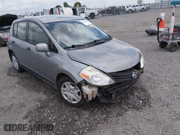 ✅ 2010 Nissan Versa SL • VIN: 3N1BC1CP0AL460717 • Лот: 44920308. Опубликован ранее на IAAI с пробегом 171 520 миль. Бесплатный доступ к архиву аукционных продаж из США и подробный отчёт об истории автомобиля на DreamBid. Изображение 1.