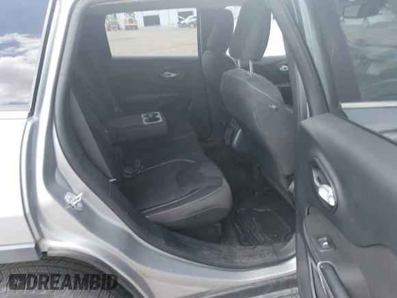 ✅ 2015 Jeep Cherokee Latitude • VIN: 1C4PJLCB3FW578805 • Lot: 45332162. Wystawiony na IAAI z przebiegiem 159 165 mil. Bezpłatny archiwum sprzedaży aukcyjnych z USA i szczegółowy raport historii pojazdu na DreamBid. Zdjęcie 8.