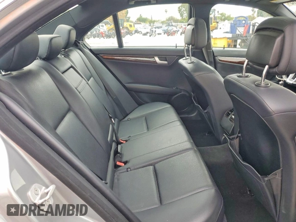 ✅ 2013 Mercedes-Benz C 250 Sport • VIN: WDDGF4HB1DR294123 • Lot: 98923865. Wystawiony na Copart z przebiegiem 81 402 mil. Bezpłatny archiwum sprzedaży aukcyjnych z USA i szczegółowy raport historii pojazdu na DreamBid. Zdjęcie 10.