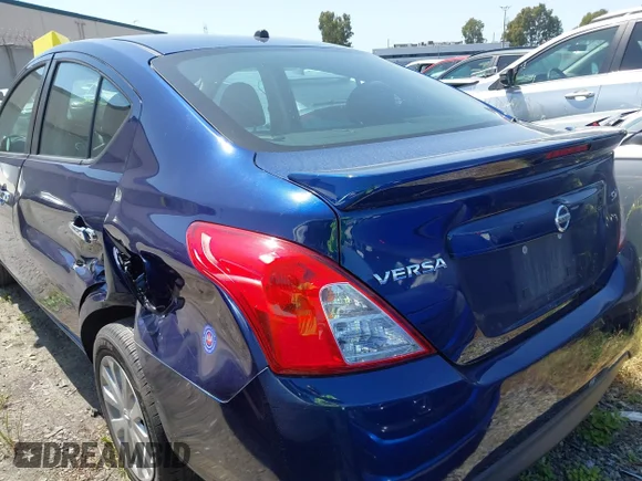 ✅ 2018 Nissan Versa S Plus • VIN: 3N1CN7AP1JL874383 • Lot: 44821665. Wystawiony na IAAI z przebiegiem 87 459 mil. Bezpłatny archiwum sprzedaży aukcyjnych z USA i szczegółowy raport historii pojazdu na DreamBid. Zdjęcie 3.