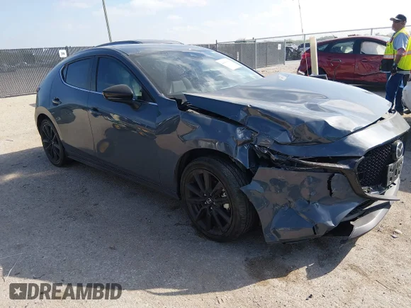 ✅ 2023 Mazda 3 S Carbon Edition • VIN: JM1BPBLM6P1619074 • Lot: 44681899. Wystawiony na IAAI z przebiegiem Nie podano. Bezpłatny archiwum sprzedaży aukcyjnych z USA i szczegółowy raport historii pojazdu na DreamBid. Zdjęcie 1.
