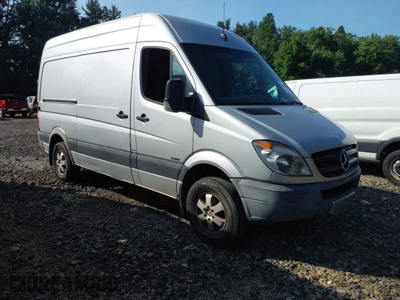 ✅ 2012 Mercedes-Benz Sprinter Cargo • VIN: WD3PE7CC0C5707390 • Lot: 45316488. Wystawiony na IAAI z przebiegiem Nie podano. Bezpłatny archiwum sprzedaży aukcyjnych z USA i szczegółowy raport historii pojazdu na DreamBid. Zdjęcie 1.