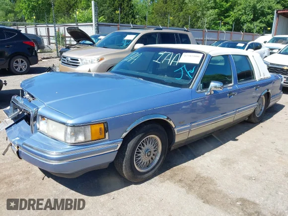 ✅ 1994 Lincoln Town Car Executive • VIN: 1LNLM81W3RY701094 • Lot: 42385800. Wystawiony na IAAI z przebiegiem 135 669 mil. Bezpłatny archiwum sprzedaży aukcyjnych z USA i szczegółowy raport historii pojazdu na DreamBid. Zdjęcie 2.