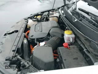 ✅ 2020 Chrysler Pacifica Hybrid Limited • VIN: 2C4RC1N77LR224483 • Lot: 41478952. Wystawiony na IAAI z przebiegiem 49 101 mil. Bezpłatny archiwum sprzedaży aukcyjnych z USA i szczegółowy raport historii pojazdu na DreamBid. Zdjęcie 19.