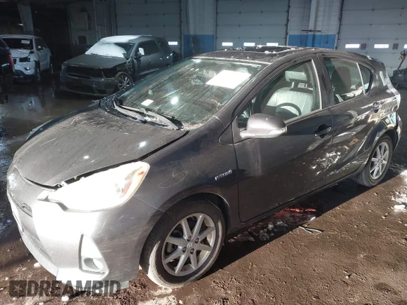 ✅ 2013 Toyota Prius Three • VIN: JTDKDTB35D1039155 • Lot: 44197695. Wystawiony na IAAI z przebiegiem 77 415 mil. Bezpłatny archiwum sprzedaży aukcyjnych z USA i szczegółowy raport historii pojazdu na DreamBid. Zdjęcie 2.