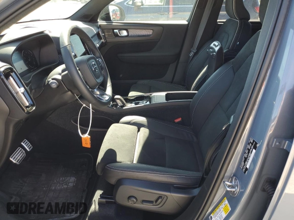 ✅ 2022 Volvo XC40 R-Design • VIN: YV4AC2HM4N2789180 • Lot: 39333823. Wystawiony na Copart z przebiegiem 527 mil. Bezpłatny archiwum sprzedaży aukcyjnych z USA i szczegółowy raport historii pojazdu na DreamBid. Zdjęcie 7.