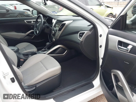 ✅ 2013 Hyundai Veloster w/Black Int • VIN: KMHTC6ADXDU174290 • Lot: 44442908. Wystawiony na IAAI z przebiegiem 105 521 mil. Bezpłatny archiwum sprzedaży aukcyjnych z USA i szczegółowy raport historii pojazdu na DreamBid. Zdjęcie 5.