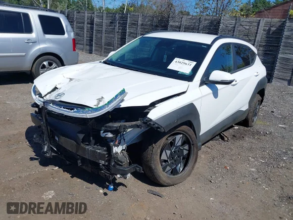 ✅ 2025 Hyundai Kona SEL Convenience • VIN: KM8HCCAB6SU200240 • Lot: 43029631. Wystawiony na IAAI z przebiegiem 20 043 mil. Bezpłatny archiwum sprzedaży aukcyjnych z USA i szczegółowy raport historii pojazdu na DreamBid. Zdjęcie 2.
