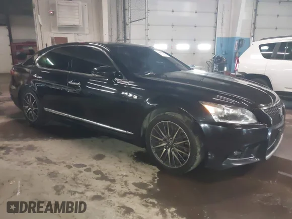✅ 2016 Lexus LS 460 • VIN: JTHCL5EF4G5027096 • Lot: 43882845. Wystawiony na IAAI z przebiegiem 226 486 mil. Bezpłatny archiwum sprzedaży aukcyjnych z USA i szczegółowy raport historii pojazdu na DreamBid. Zdjęcie 1.