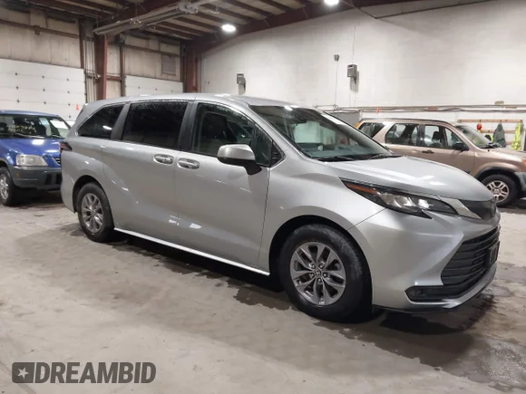 ✅ 2022 Toyota Sienna LE • VIN: 5TDKSKFC1NS062933 • Lot: 44688199. Wystawiony na IAAI z przebiegiem 229 011 mil. Bezpłatny archiwum sprzedaży aukcyjnych z USA i szczegółowy raport historii pojazdu na DreamBid. Zdjęcie 1.
