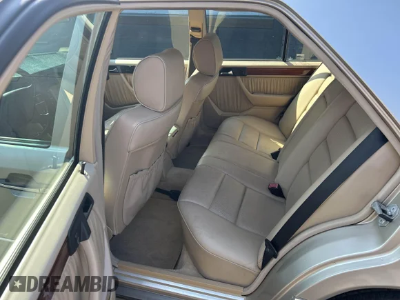 ✅ 1995 Mercedes-Benz E 320 • VIN: WDBEA32E6SC200703 • Lot: 43275725. Wystawiony na IAAI z przebiegiem 242 346 mil. Bezpłatny archiwum sprzedaży aukcyjnych z USA i szczegółowy raport historii pojazdu na DreamBid. Zdjęcie 8.