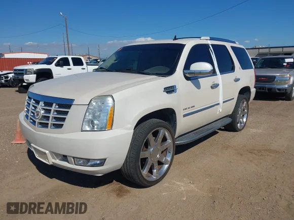 ✅ 2013 Cadillac Escalade Luxury • VIN: 1GYS3BEF0DR138416 • Lot: 43605369. Wystawiony na IAAI z przebiegiem 152 532 mil. Bezpłatny archiwum sprzedaży aukcyjnych z USA i szczegółowy raport historii pojazdu na DreamBid. Zdjęcie 2.