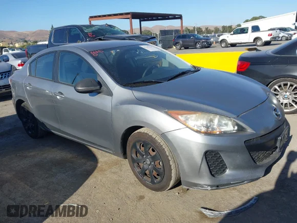 ✅ 2013 Mazda 3 i SV • VIN: JM1BL1TG2D1777195 • Lot: 45263036. Wystawiony na IAAI z przebiegiem 105 240 mil. Bezpłatny archiwum sprzedaży aukcyjnych z USA i szczegółowy raport historii pojazdu na DreamBid. Zdjęcie 1.
