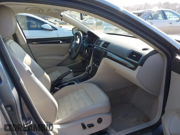 ✅ 2015 Volkswagen Passat SEL Premium • VIN: 1VWCM7A3XFC034454 • Lot: 44319732. Wystawiony na IAAI z przebiegiem 146 200 mil. Bezpłatny archiwum sprzedaży aukcyjnych z USA i szczegółowy raport historii pojazdu na DreamBid. Zdjęcie 5.
