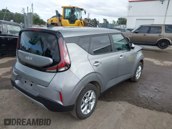 ✅ 2025 Kia Soul LX • VIN: KNDJ23AU3S7962613 • Lot: 43956739. Wystawiony na IAAI z przebiegiem 4 725 mil. Bezpłatny archiwum sprzedaży aukcyjnych z USA i szczegółowy raport historii pojazdu na DreamBid. Zdjęcie 4.
