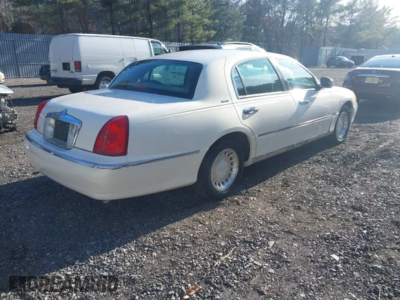 ✅ 2000 Lincoln Town Car Executive • VIN: 1LNHM81W9YY899278 • Lot: 41708226. Wystawiony na IAAI z przebiegiem 94 582 mil. Bezpłatny archiwum sprzedaży aukcyjnych z USA i szczegółowy raport historii pojazdu na DreamBid. Zdjęcie 4.