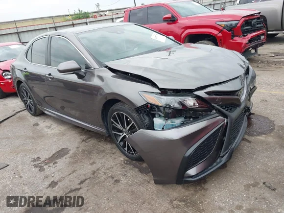 ✅ 2024 Toyota Camry SE • VIN: 4T1T11AK5RU841734 • Лот: 45175775. Опубліковано раніше на IAAI з пробігом 26 567 миль. Безкоштовний доступ до архіву аукціонних продажів зі США та докладний звіт про історію автомобіля на DreamBid. Зображення 1.