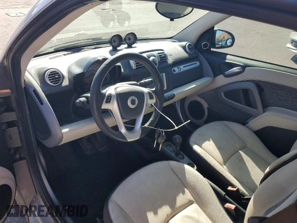 ✅ 2013 Smart fortwo Passion • VIN: WMEEK3BA3DK591492 • Lot: 49278986. Wystawiony na Copart z przebiegiem 112 530 mil. Bezpłatny archiwum sprzedaży aukcyjnych z USA i szczegółowy raport historii pojazdu na DreamBid. Zdjęcie 8.