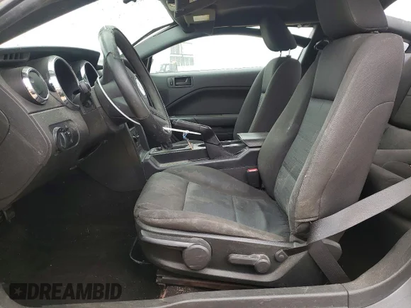 ✅ 2006 Ford Mustang Standard • VIN: 1ZVFT80N565250435 • Lot: 73961135. Wystawiony na Copart z przebiegiem 122 385 mil. Bezpłatny archiwum sprzedaży aukcyjnych z USA i szczegółowy raport historii pojazdu na DreamBid. Zdjęcie 7.