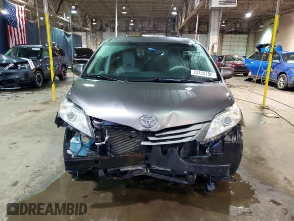 ✅ 2014 Toyota Sienna XLE • VIN: 5TDYK3DCXES418394 • Лот: 73115705. Опубликован ранее на Copart с пробегом 258 406 миль. Бесплатный доступ к архиву аукционных продаж из США и подробный отчёт об истории автомобиля на DreamBid. Изображение 5.