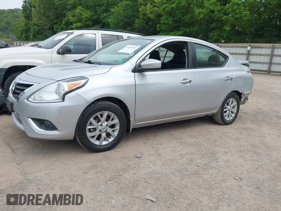 ✅ 2019 Nissan Versa SV • VIN: 3N1CN7AP3KL820505 • Lot: 45036406. Wystawiony na IAAI z przebiegiem 69 817 mil. Bezpłatny archiwum sprzedaży aukcyjnych z USA i szczegółowy raport historii pojazdu na DreamBid. Zdjęcie 2.
