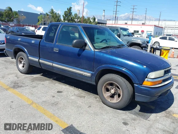 ✅ 2001 Chevrolet S-10 LS • VIN: 1GCCS19W218177527 • Lot: 44545227. Wystawiony na IAAI z przebiegiem 258 023 mil. Bezpłatny archiwum sprzedaży aukcyjnych z USA i szczegółowy raport historii pojazdu na DreamBid. Zdjęcie 1.