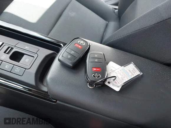 ✅ 2026 Toyota Prius XLE • VIN: JTDACAAU8T3076507 • Lot: 45131140. Wystawiony na IAAI z przebiegiem 3 616 mil. Bezpłatny archiwum sprzedaży aukcyjnych z USA i szczegółowy raport historii pojazdu na DreamBid. Zdjęcie 11.