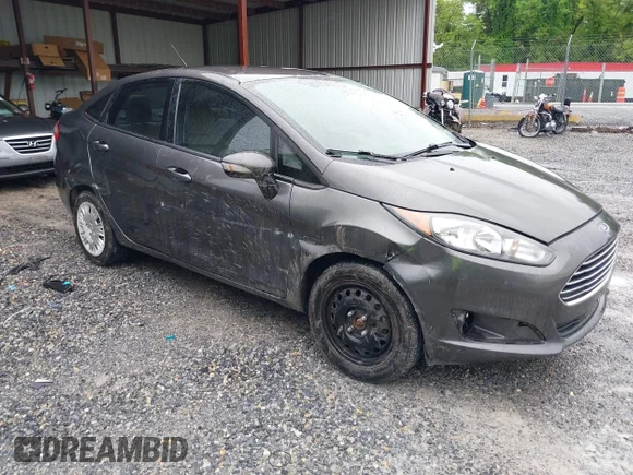 ✅ 2015 Ford Fiesta SE • VIN: 3FADP4BJ2FM219015 • Lot: 42241665. Wystawiony na IAAI z przebiegiem 146 541 mil. Bezpłatny archiwum sprzedaży aukcyjnych z USA i szczegółowy raport historii pojazdu na DreamBid. Zdjęcie 1.