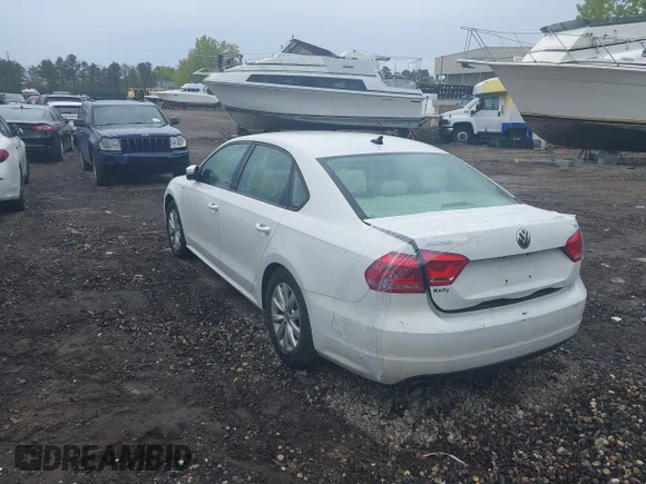 ✅ 2015 Volkswagen Passat S • VIN: 1VWAT7A35FC007995 • Lot: 45094124. Wystawiony na IAAI z przebiegiem Nie podano. Bezpłatny archiwum sprzedaży aukcyjnych z USA i szczegółowy raport historii pojazdu na DreamBid. Zdjęcie 3.