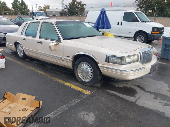 ✅ 1997 Lincoln Town Car Cartier • VIN: 1LNLM83W2VY609997 • Lot: 43700464. Wystawiony na IAAI z przebiegiem Nie podano. Bezpłatny archiwum sprzedaży aukcyjnych z USA i szczegółowy raport historii pojazdu na DreamBid. Zdjęcie 1.