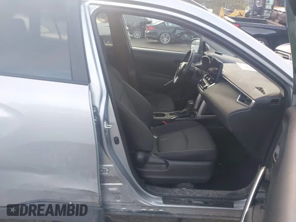 ✅ 2024 Toyota Corolla Cross LE • VIN: 7MUCAABGXRV103159 • Lot: 44390187. Wystawiony na IAAI z przebiegiem 44 267 mil. Bezpłatny archiwum sprzedaży aukcyjnych z USA i szczegółowy raport historii pojazdu na DreamBid. Zdjęcie 5.