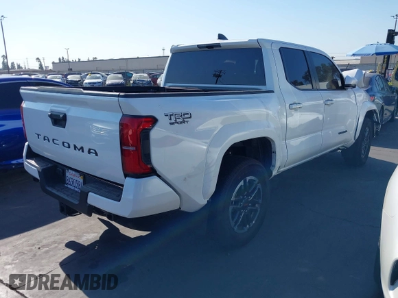 ✅ 2024 Toyota Tacoma TRD Sport • VIN: 3TMKB5FN0RM016843 • Lot: 43002364. Wystawiony na IAAI z przebiegiem 11 686 mil. Bezpłatny archiwum sprzedaży aukcyjnych z USA i szczegółowy raport historii pojazdu na DreamBid. Zdjęcie 4.