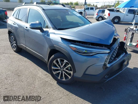 ✅ 2024 Toyota Corolla Cross XLE • VIN: 7MUDAAAGXRV086806 • Lot: 45328189. Wystawiony na IAAI z przebiegiem 22 715 mil. Bezpłatny archiwum sprzedaży aukcyjnych z USA i szczegółowy raport historii pojazdu na DreamBid. Zdjęcie 1.