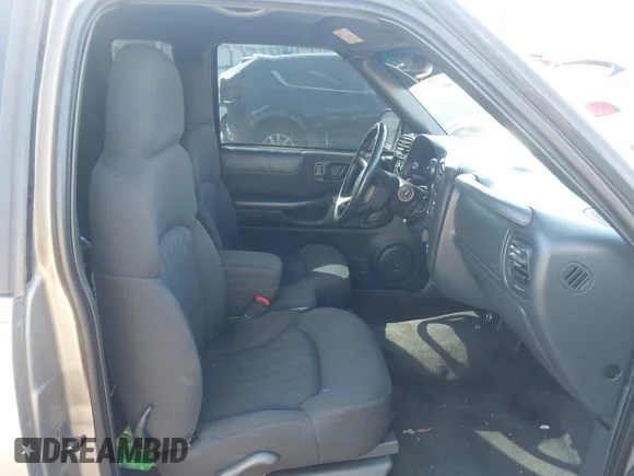 ✅ 2003 Chevrolet S-10 LS • VIN: 1GCCS19X638169300 • Lot: 41717497. Wystawiony na IAAI z przebiegiem 287 220 mil. Bezpłatny archiwum sprzedaży aukcyjnych z USA i szczegółowy raport historii pojazdu na DreamBid. Zdjęcie 8.