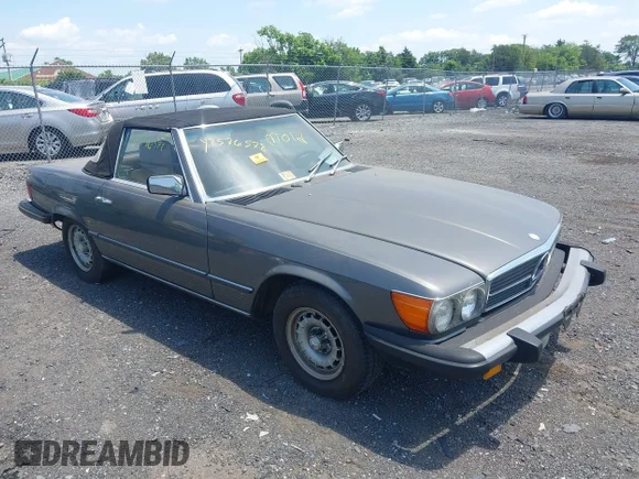 ✅ 1983 Mercedes-Benz 380 SL • VIN: WDBBA45AXDB021770 • Lot: 42576578. Wystawiony na IAAI z przebiegiem 110 278 mil. Bezpłatny archiwum sprzedaży aukcyjnych z USA i szczegółowy raport historii pojazdu na DreamBid. Zdjęcie 1.