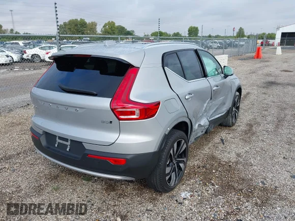 ✅ 2023 Volvo XC40 Plus Bright Theme • VIN: YV4L12UN9P2075643 • Lot: 43272203. Wystawiony na IAAI z przebiegiem 13 147 mil. Bezpłatny archiwum sprzedaży aukcyjnych z USA i szczegółowy raport historii pojazdu na DreamBid. Zdjęcie 4.