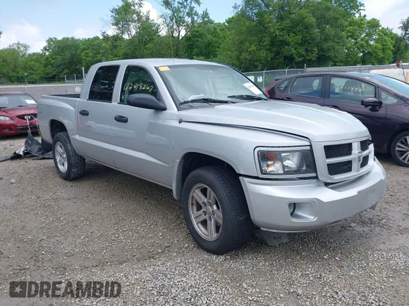 ✅ 2008 Dodge Dakota SXT • VIN: 1D7HW38K98S594036 • Lot: 42418267. Wystawiony na IAAI z przebiegiem 77 135 mil. Bezpłatny archiwum sprzedaży aukcyjnych z USA i szczegółowy raport historii pojazdu na DreamBid. Zdjęcie 1.