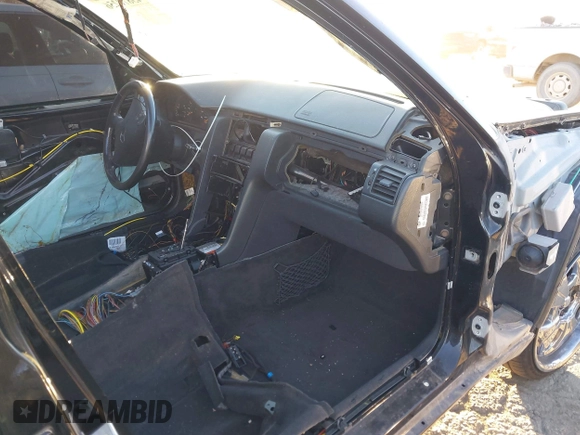✅ 2000 Mercedes-Benz E 320 • VIN: WDBJF70J6YB103068 • Lot: 43870256. Wystawiony na IAAI z przebiegiem Nie podano. Bezpłatny archiwum sprzedaży aukcyjnych z USA i szczegółowy raport historii pojazdu na DreamBid. Zdjęcie 5.