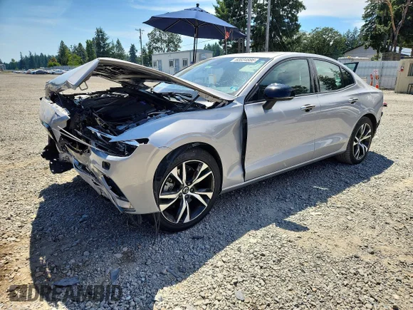 ✅ 2025 Volvo S60 Core • VIN: 7JRL12GJ5SG364947 • Lot: 60034886. Wystawiony na Copart z przebiegiem 49 013 mil. Bezpłatny archiwum sprzedaży aukcyjnych z USA i szczegółowy raport historii pojazdu na DreamBid. Zdjęcie 1.