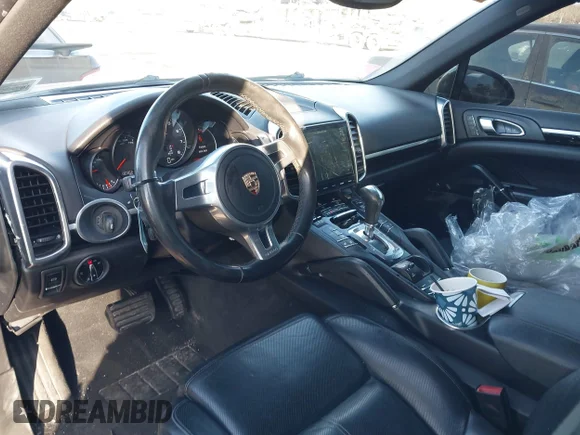 ✅ 2014 Porsche Cayenne • VIN: WP1AA2A22ELA07887 • Лот: 41560251. Опубліковано раніше на IAAI з пробігом 130 352 миль. Безкоштовний доступ до архіву аукціонних продажів зі США та докладний звіт про історію автомобіля на DreamBid. Зображення 5.