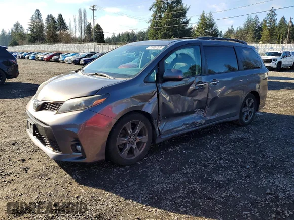 ✅ 2020 Toyota Sienna SE • VIN: 5TDXZ3DC2LS055187 • Lot: 77006785. Wystawiony na Copart z przebiegiem 96 470 mil. Bezpłatny archiwum sprzedaży aukcyjnych z USA i szczegółowy raport historii pojazdu na DreamBid. Zdjęcie 1.