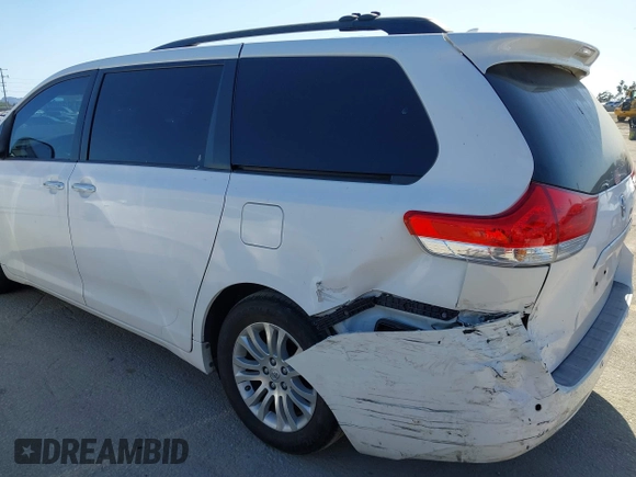 ✅ 2011 Toyota Sienna XLE • VIN: 5TDYK3DC7BS007370 • Lot: 44810973. Wystawiony na IAAI z przebiegiem 240 876 mil. Bezpłatny archiwum sprzedaży aukcyjnych z USA i szczegółowy raport historii pojazdu na DreamBid. Zdjęcie 6.