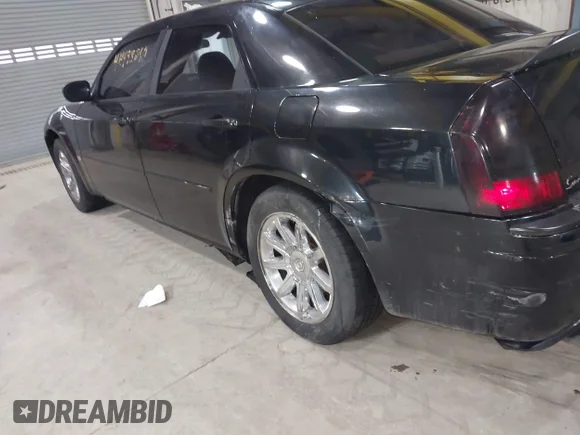 ✅ 2005 Chrysler 300 C • VIN: 2C3AA63H25H654138 • Lot: 44498260. Wystawiony na IAAI z przebiegiem Nie podano. Bezpłatny archiwum sprzedaży aukcyjnych z USA i szczegółowy raport historii pojazdu na DreamBid. Zdjęcie 6.