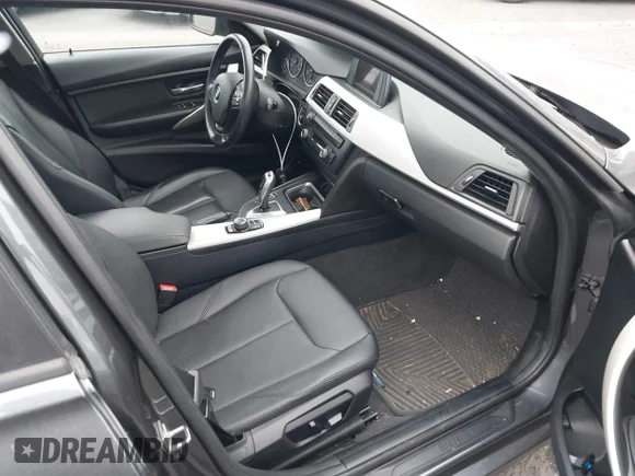 ✅ 2015 BMW 3 Series 320i • VIN: WBA3B1C58FK140246 • Lot: 45135368. Wystawiony na IAAI z przebiegiem 92 242 mil. Bezpłatny archiwum sprzedaży aukcyjnych z USA i szczegółowy raport historii pojazdu na DreamBid. Zdjęcie 5.