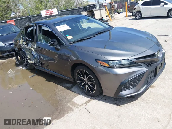 ✅ 2022 Toyota Camry SE • VIN: 4T1G11AKXNU704624 • Лот: 44859189. Опубліковано раніше на IAAI з пробігом 87 992 миль. Безкоштовний доступ до архіву аукціонних продажів зі США та докладний звіт про історію автомобіля на DreamBid. Зображення 1.