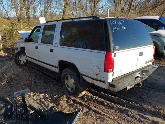 ✅ 1997 Chevrolet Suburban • VIN: 1GNFK16R7VJ394721 • Lot: 43799311. Wystawiony na IAAI z przebiegiem 228 109 mil. Bezpłatny archiwum sprzedaży aukcyjnych z USA i szczegółowy raport historii pojazdu na DreamBid. Zdjęcie 3.