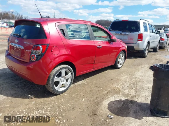 ✅ 2014 Chevrolet Sonic LTZ • VIN: 1G1JE6SB2E4215167 • Lot: 44640303. Wystawiony na IAAI z przebiegiem 83 118 mil. Bezpłatny archiwum sprzedaży aukcyjnych z USA i szczegółowy raport historii pojazdu na DreamBid. Zdjęcie 4.
