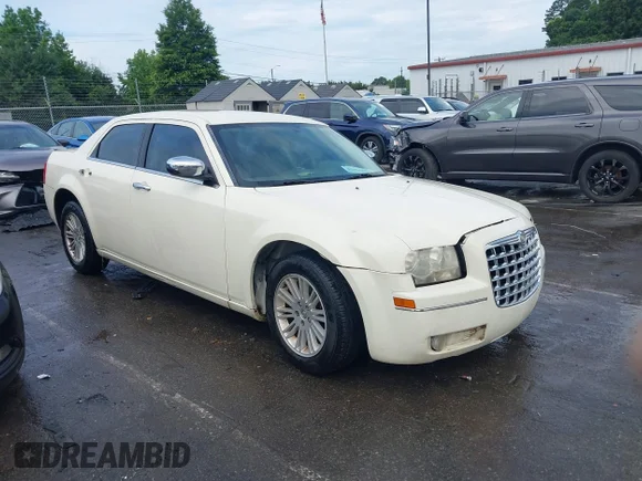 ✅ 2010 Chrysler 300 Touring • VIN: 2C3CA4CD3AH112616 • Lot: 42466842. Wystawiony na IAAI z przebiegiem 192 458 mil. Bezpłatny archiwum sprzedaży aukcyjnych z USA i szczegółowy raport historii pojazdu na DreamBid. Zdjęcie 1.