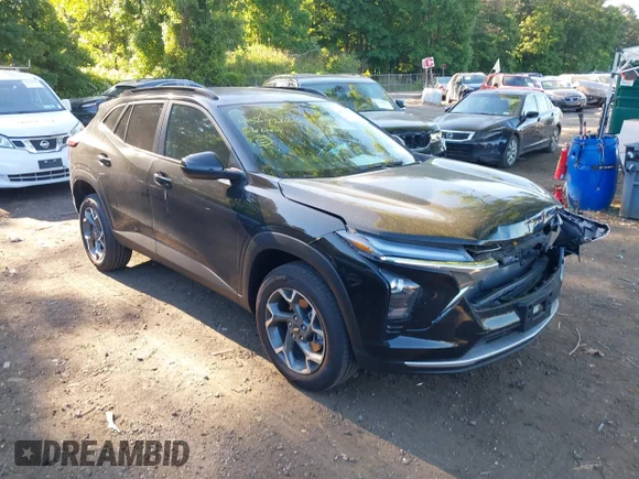 ✅ 2026 Chevrolet Trax LT • VIN: KL77LHEPXTC093460 • Lot: 45242223. Wystawiony na IAAI z przebiegiem 1 932 mil. Bezpłatny archiwum sprzedaży aukcyjnych z USA i szczegółowy raport historii pojazdu na DreamBid. Zdjęcie 1.